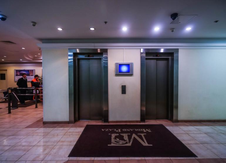 Мидланд Плаза: Вид главного лифтового холла